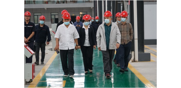 2022-5-10黃學(xué)工等省工信廳總工程師、一級(jí)巡視員市工信局姚曉麗局長等領(lǐng)導(dǎo)視察萬眾集團(tuán)